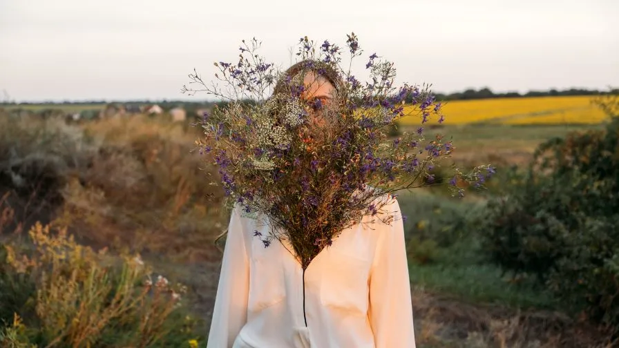 Autoconocimiento. Mujer en la naturaleza con flores