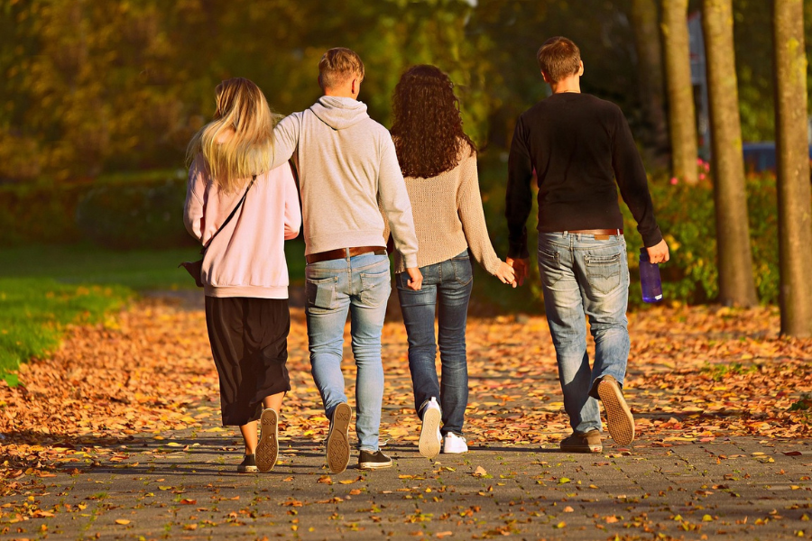 Terapeuta de parejas. Parejas caminando en el paseo.
