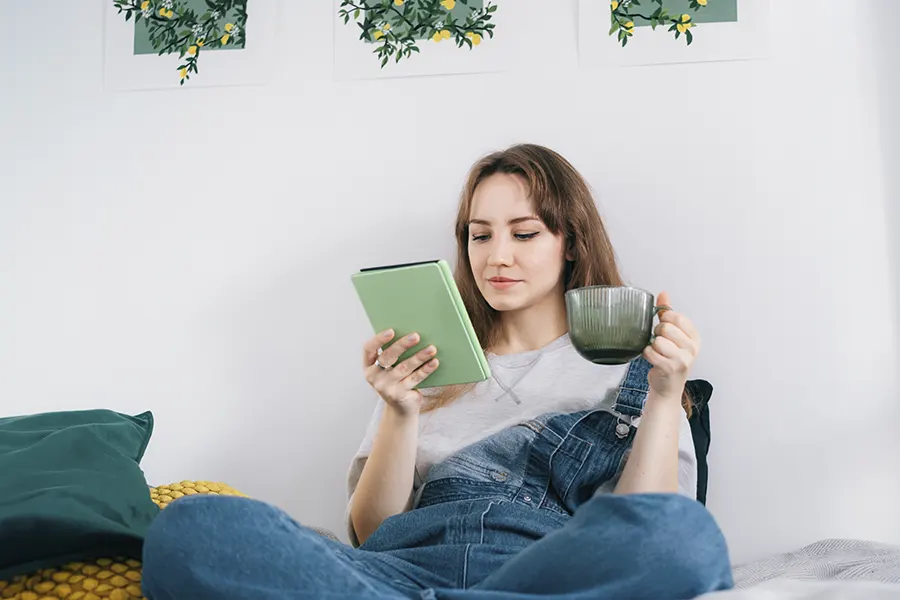 Chica disfrutando de los beneficios del crecimiento personal