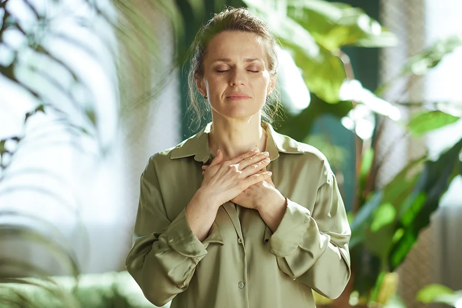 Mujer practicando autoconocimiento y gestión emocional en un entorno tranquilo